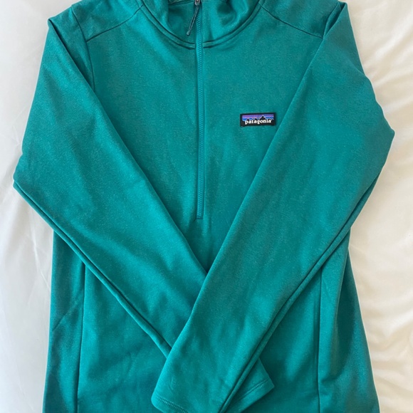 SOLD Women’s green and blue Patagonias- like new - Picture 2 of 9